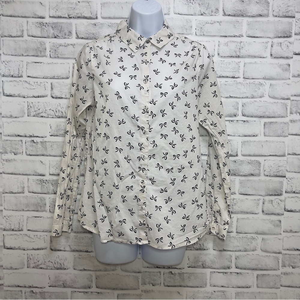 Relativity Black and White Bow Button Up Top Small